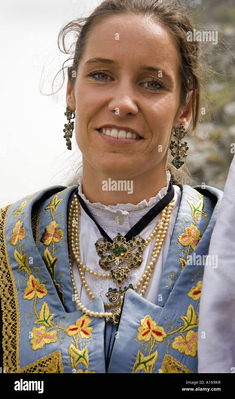 Chica de Roncal con vestimenta tradicional Festival Tributo de las tres