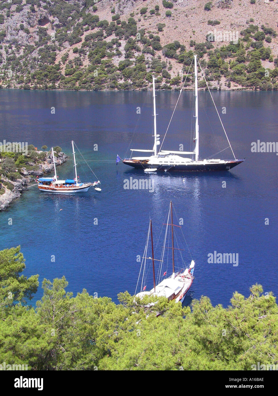 Charter barcos de vela de crucero azul Hamam Cove la bahía Fethiye Turquía Foto de stock