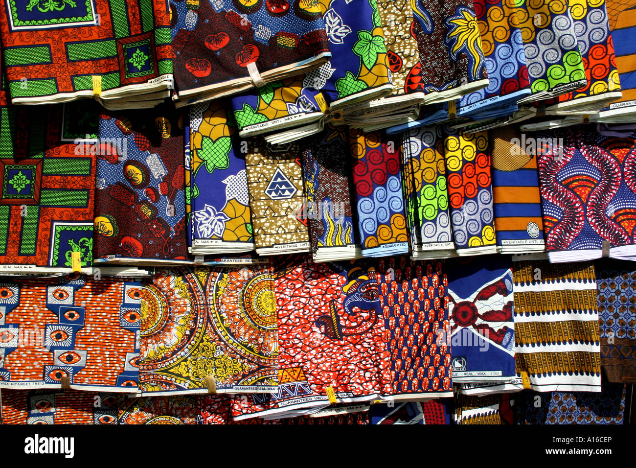 Telas africanas para la venta en el mercado central de Lomé, Togo