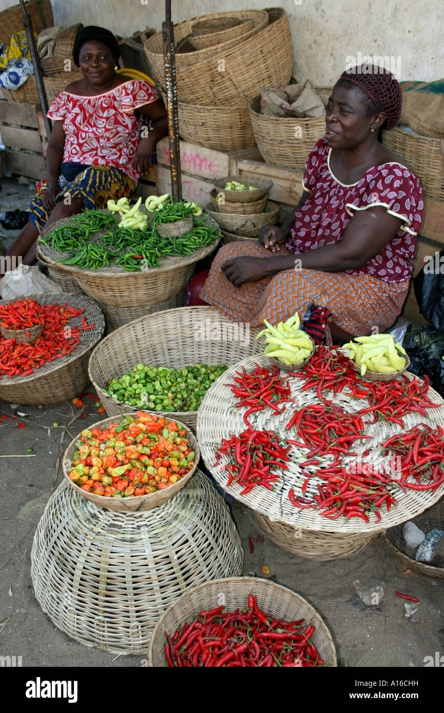 Telas africanas para la venta en el mercado central de Lomé, Togo, África  occidental Fotografía de stock - Alamy