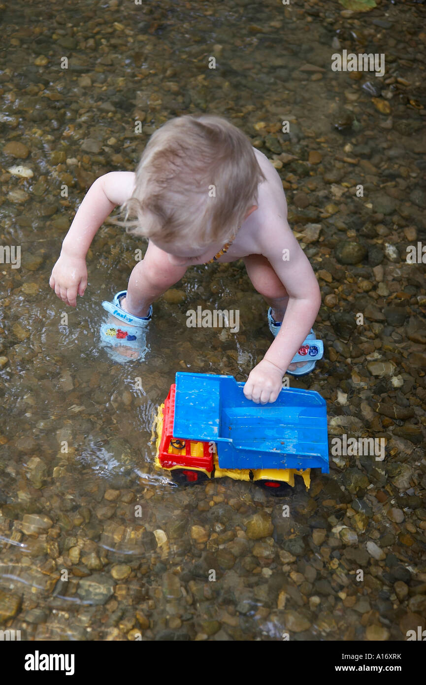 Little Boy Desnudos Jugando En El Agua Fotografía De Stock Alamy 7986