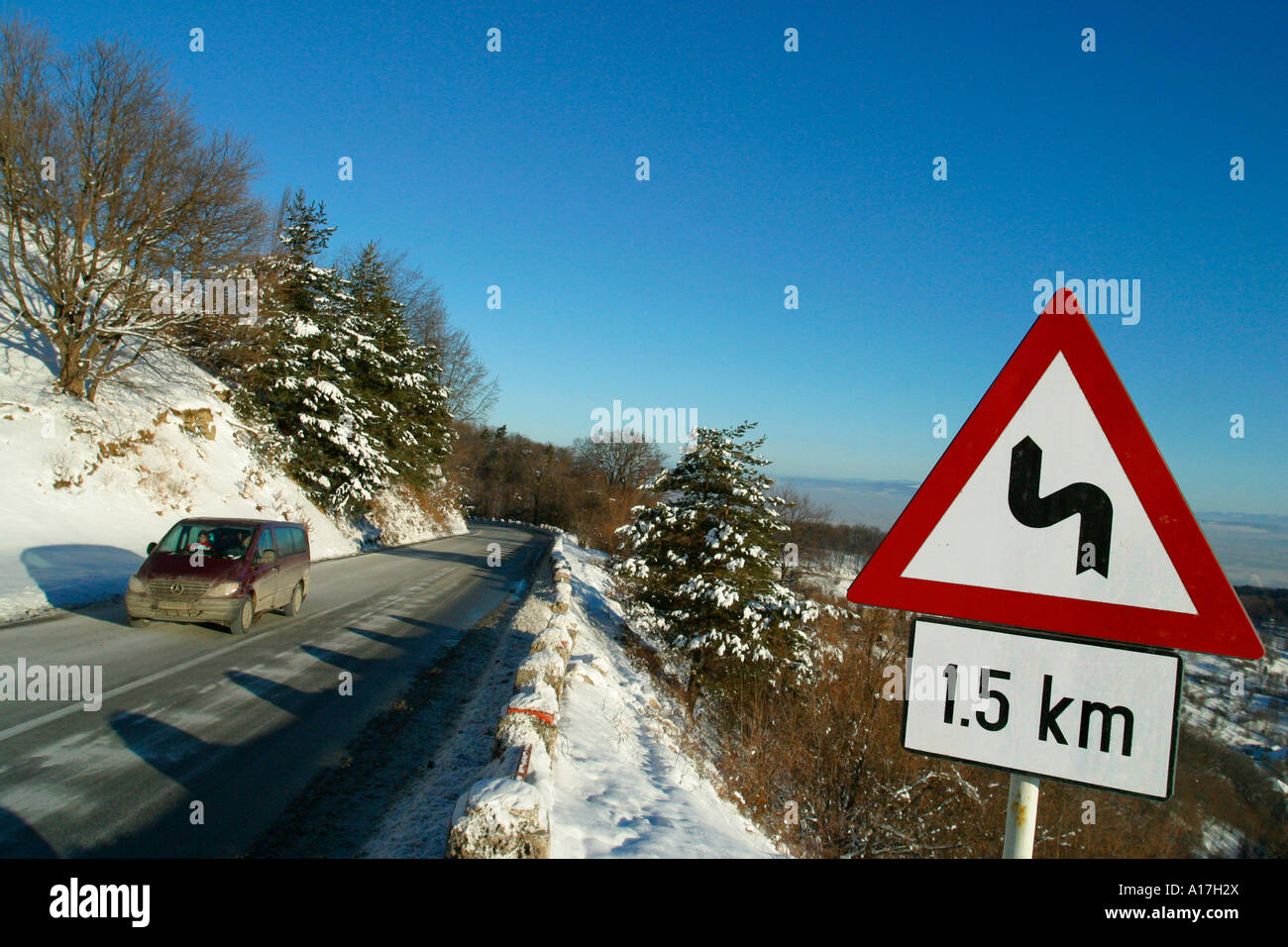 Un camino a través del bosque cubierto de nieve, Brasov, Transilvania, Rumania. Foto de stock