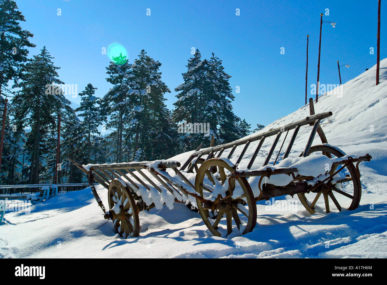 Un vagón de heno en la nieve, Brasov, Transilvania, Rumania. Foto de stock