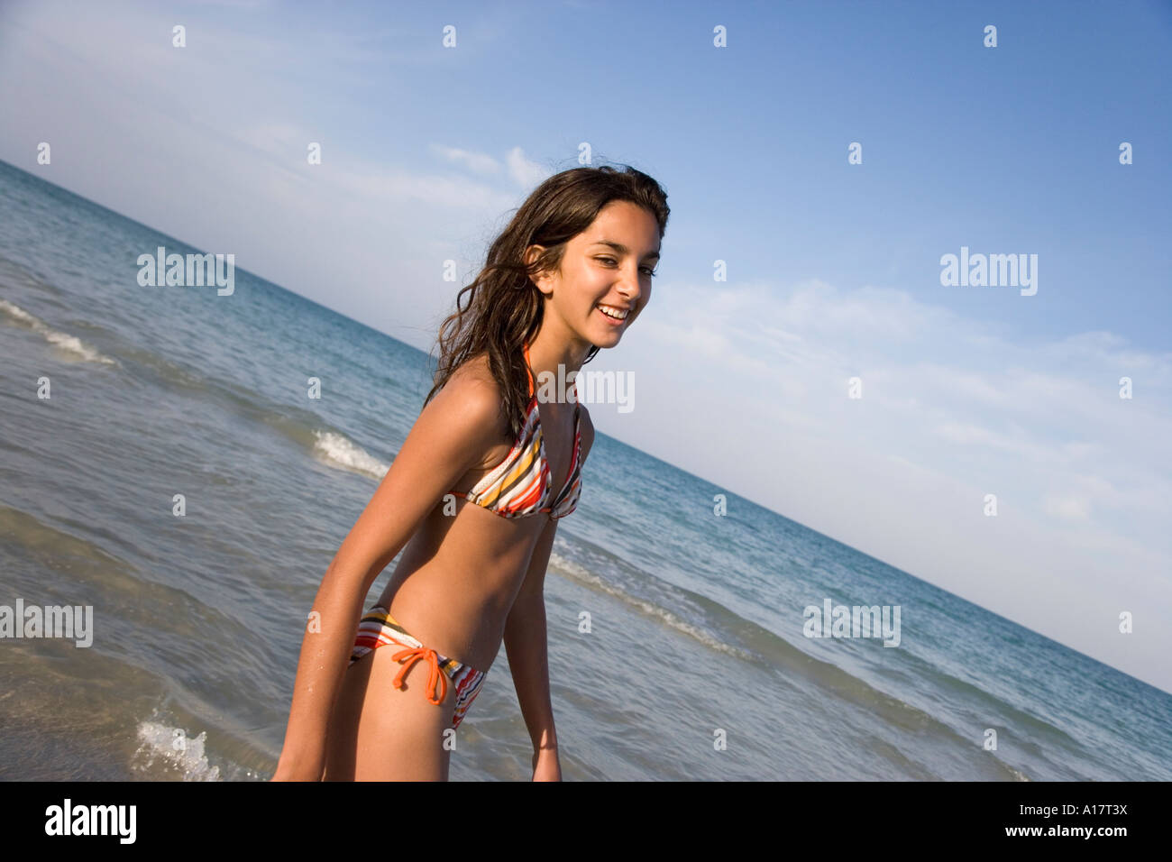 Adolescente vistiendo Bikini caminando por la playa Fotografía de stock -  Alamy