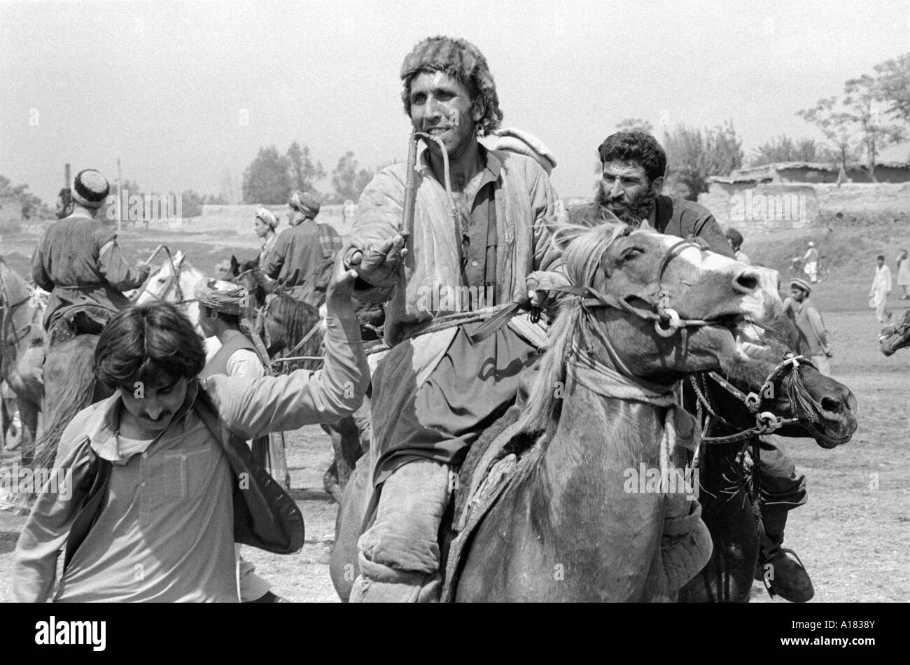 B/W de jinetes afganos jugando su juego tradicional de Buskashi. Afganistán Foto de stock