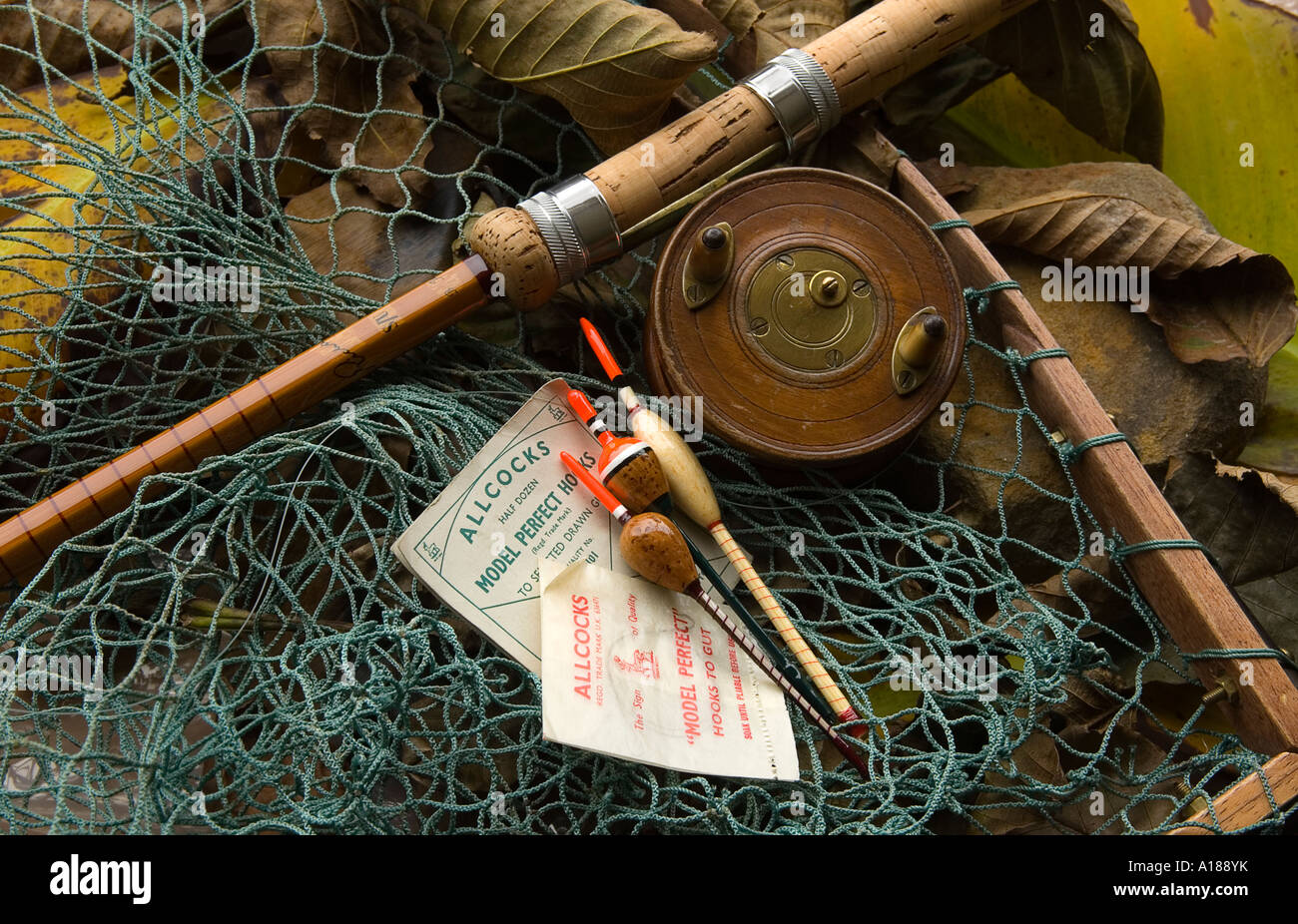 Caña tradicional caña de pescar con carrete de madera y pesca flotadores  Fotografía de stock - Alamy