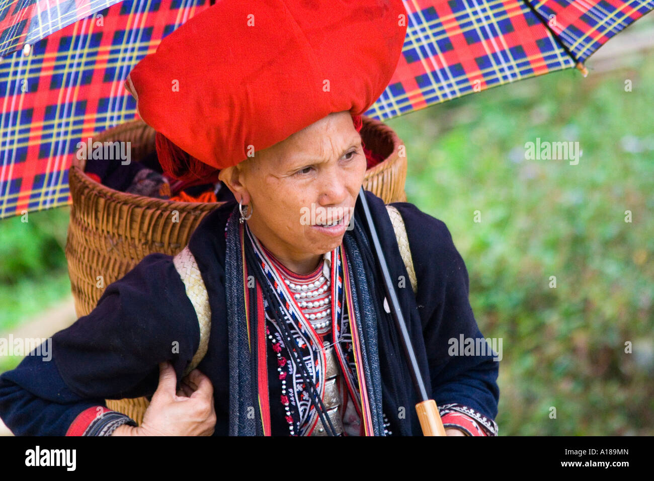 Ancianos Mujer Hmong en vestimentas tradicionales Sapa Vietnam Foto de stock