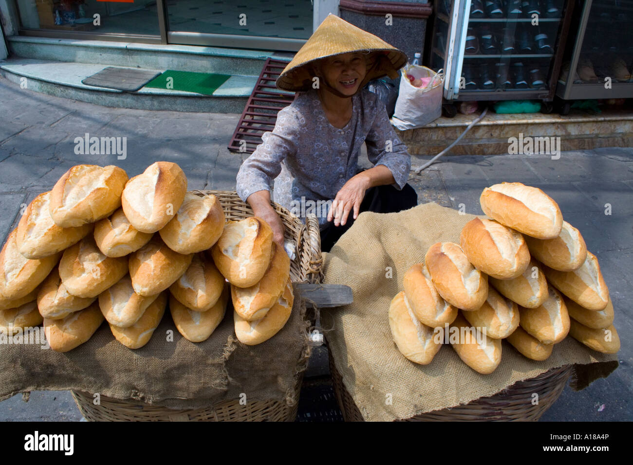 Hogazas de pan francés Cada hogaza Doradas Hanoi, Vietnam Foto de stock