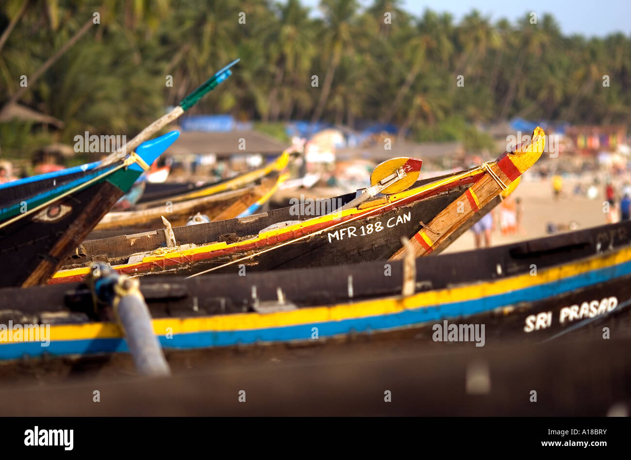 Coloridos botes de pesca de madera en la hermosa luz de la tarde en Playa Palolem, Goa, en el sur de la India. Foto de stock