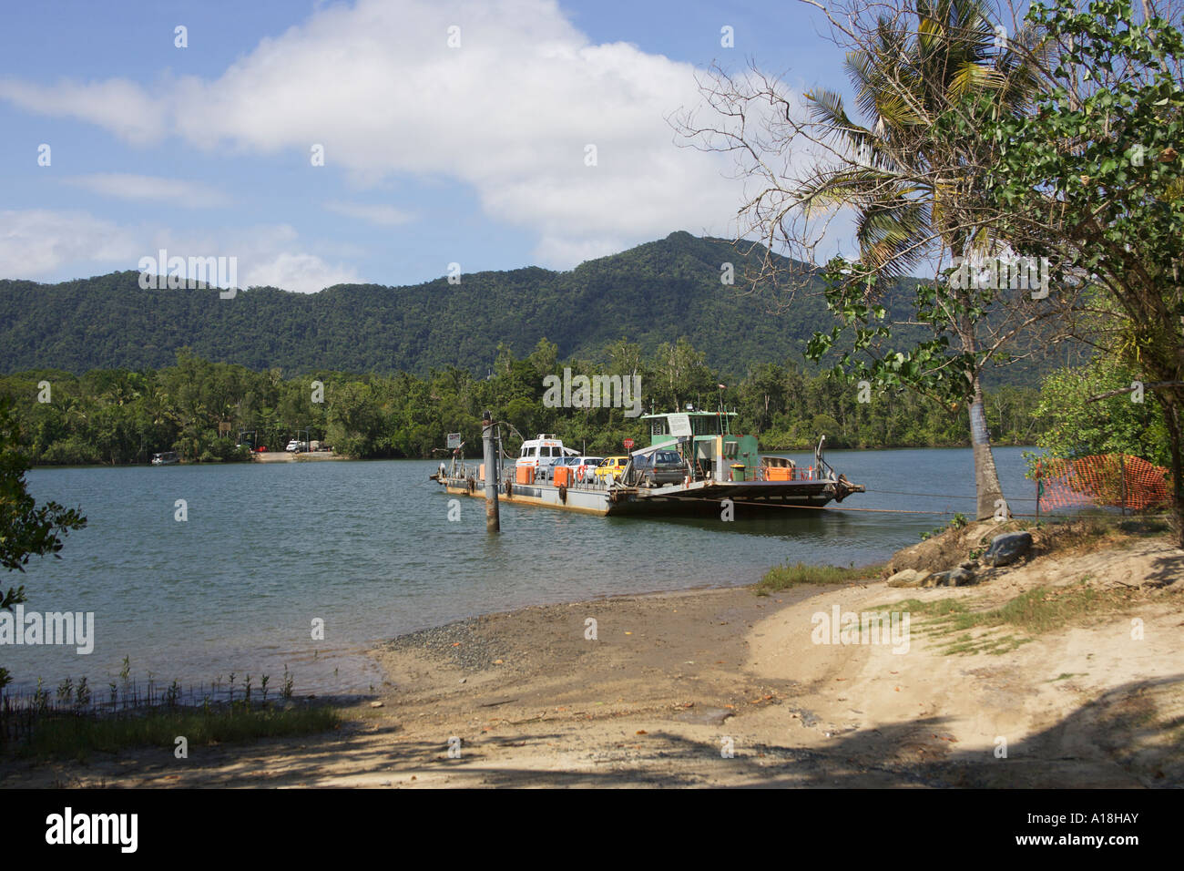 Ferry de cadena en el Río Daintree Parque Nacional Daintree Foto de stock