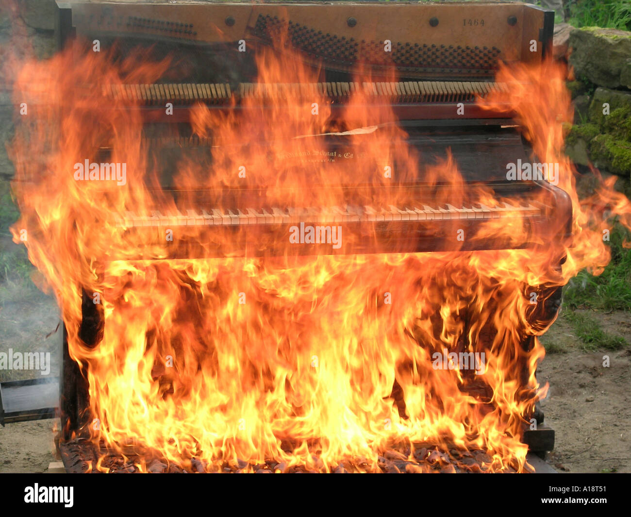 Un piano ardiendo en llamas Un amigo mío que es un generador de piano  obtiene Pianos preo pero están más allá de la reparación que el fuego se  deshace de ellos Fotografía