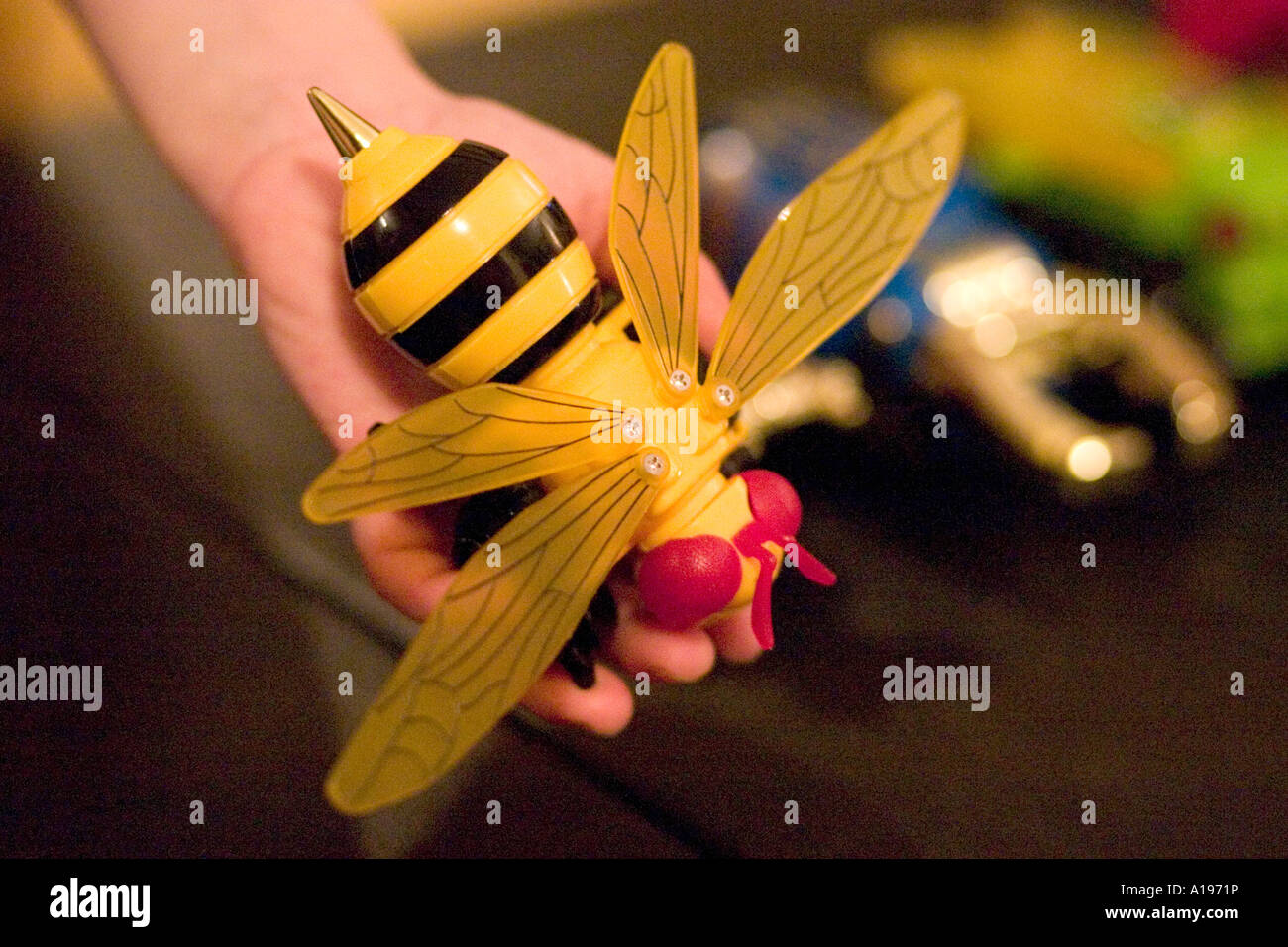 Parte de insectos del transformador juguete para niños cambia de robot al  avión. St Paul Minnesota, EE.UU Fotografía de stock - Alamy