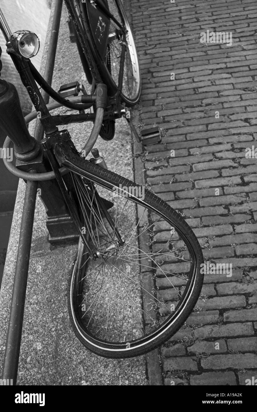 Bicicleta con rueda doblada o rota en Amsterdam Fotografía de stock - Alamy