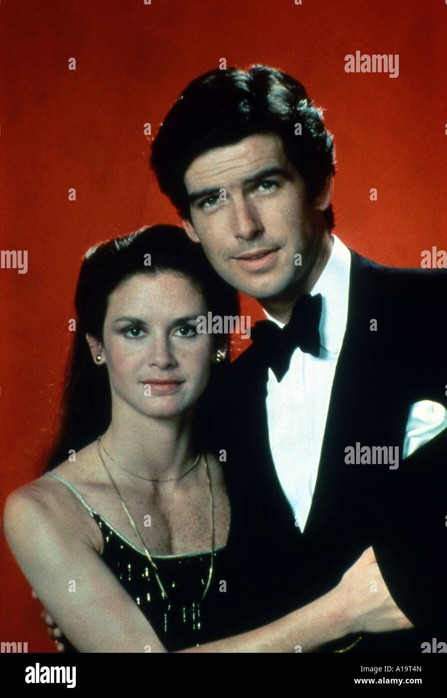 Remington Steele Serie Completa En Espanol Remington Steele TV Series 1982 1987 Stephanie Zimbalist Pierce Brosnan  Fotografía de stock - Alamy