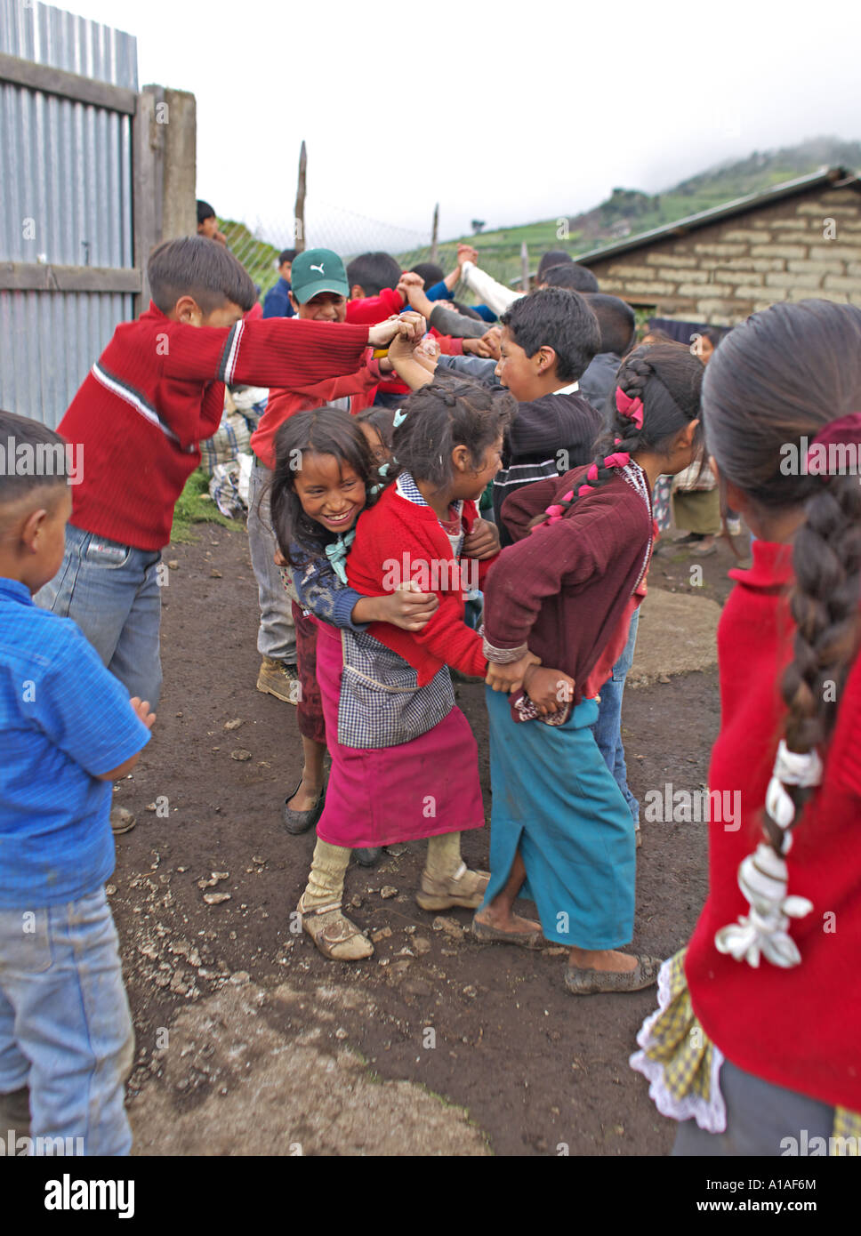 GUATEMALA CAPELLANIA joven indígena Maya Quiché niños jugando juegos Fotografía de stock Alamy