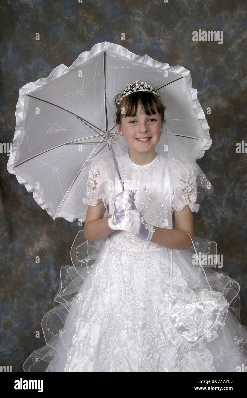 Primera católica shot de una joven chica irlandesa en vestido blanco con sombrilla Fotografía de stock - Alamy