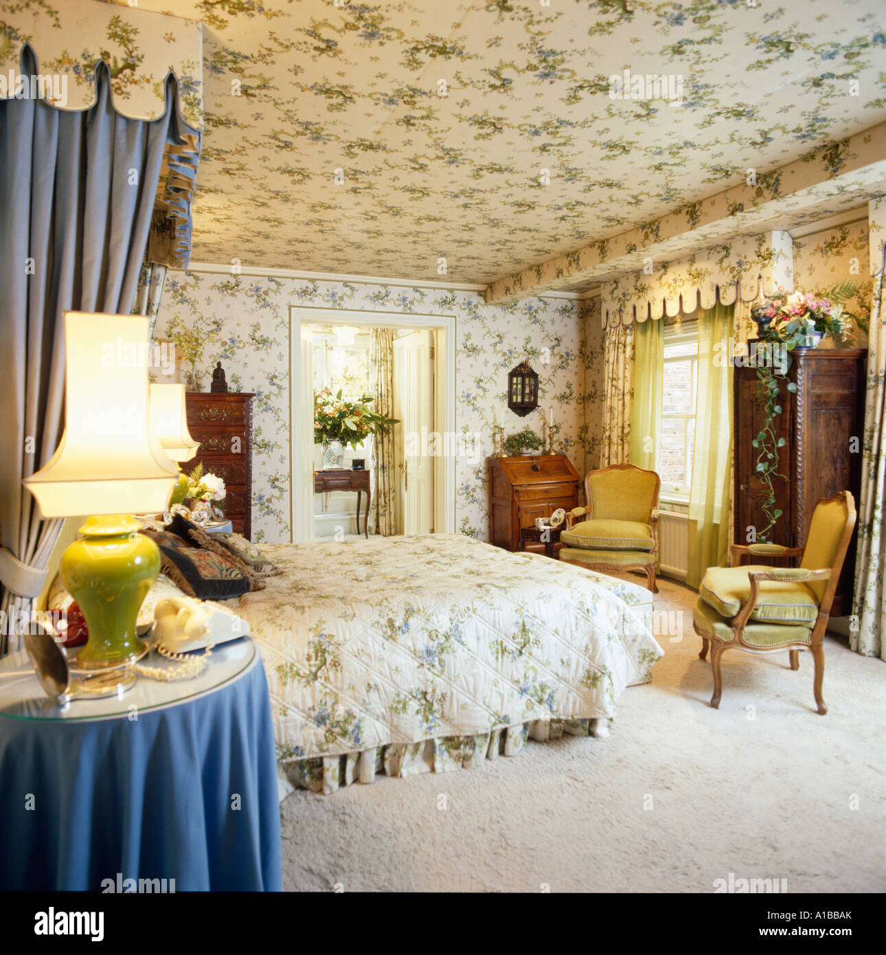 Papel tapiz floral en las paredes y techo con cubrecamas de tonos  Fotografía de stock - Alamy