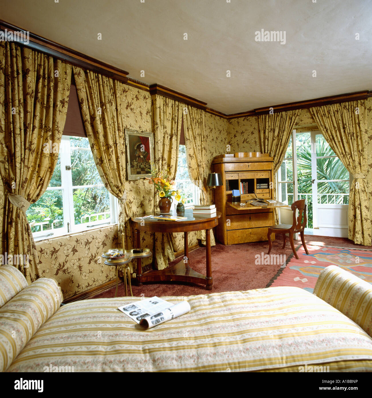 Dormitorio con sillones coincidentes Fotografía de stock - Alamy