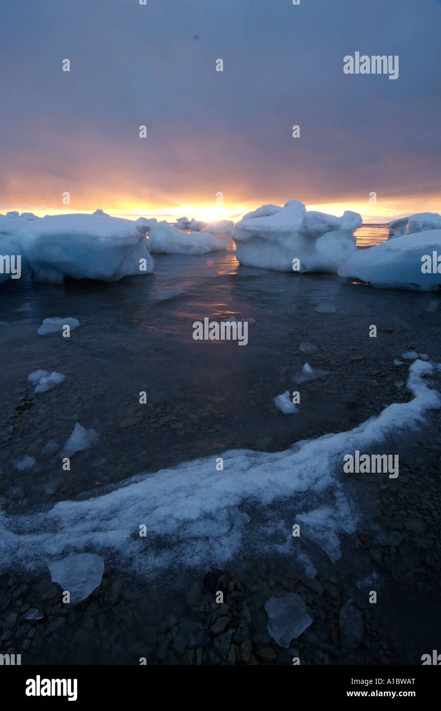 Amanecer sobre el hielo Foster bahía cerca de Igloolik o Iglulik Nunavut norte de Canadá Foto de stock