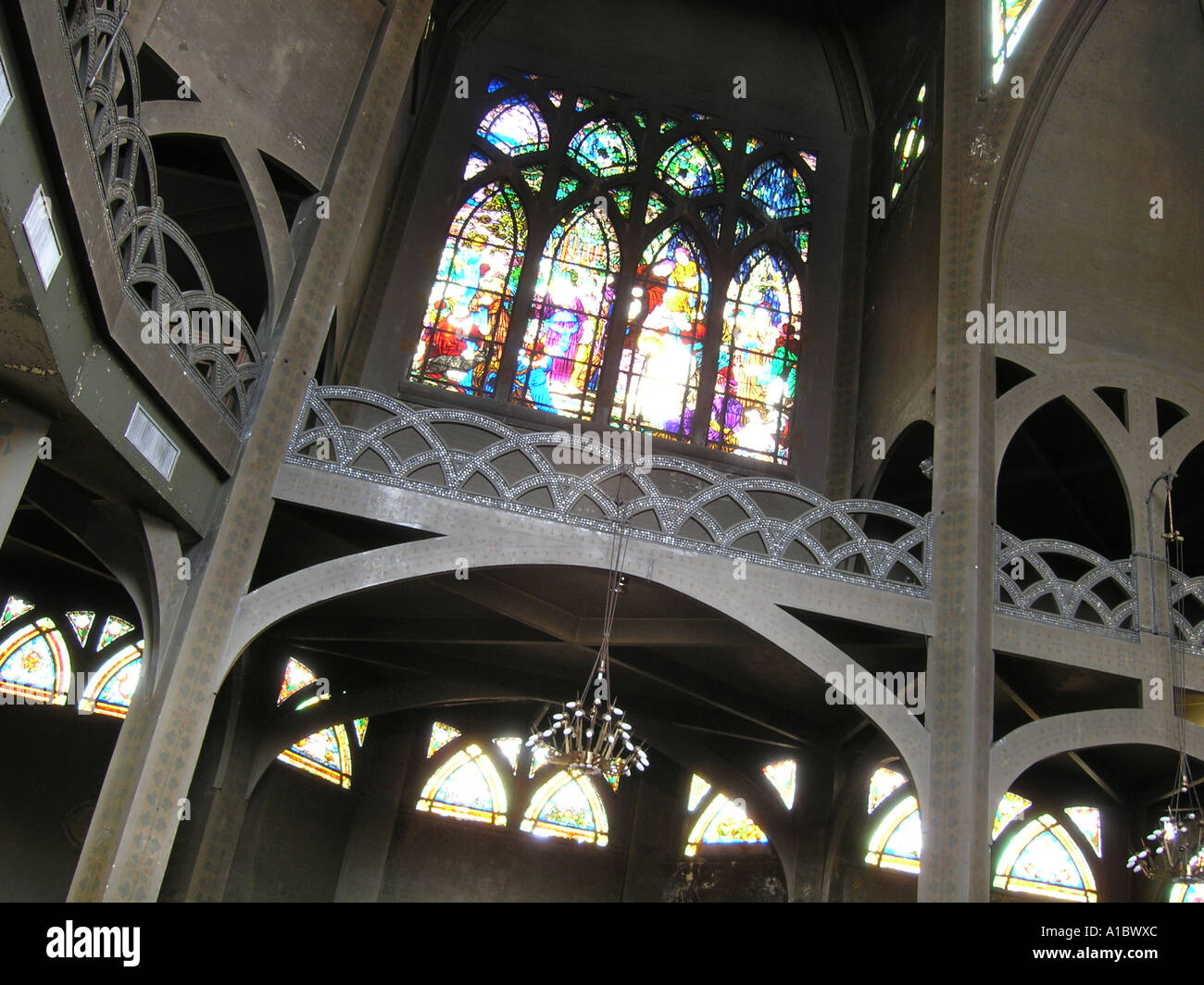 El interior de la iglesia de Saint Jean l Evangeliste Place des Abbesses Montmartre París Francia Foto de stock