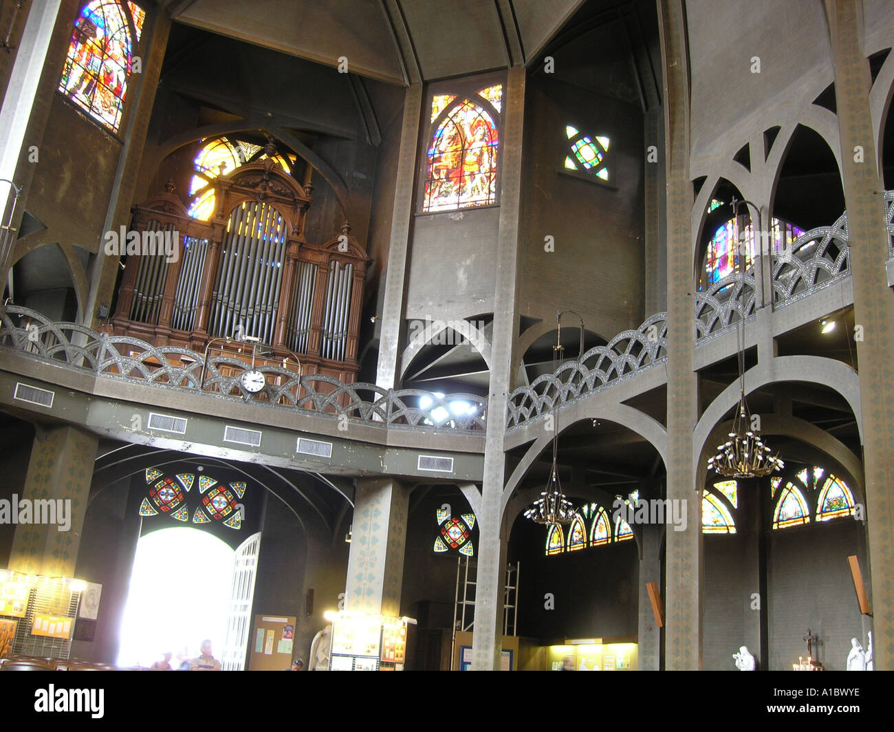 El interior de la iglesia de Saint Jean l Evangeliste Place des Abbesses Montmartre París Francia Foto de stock