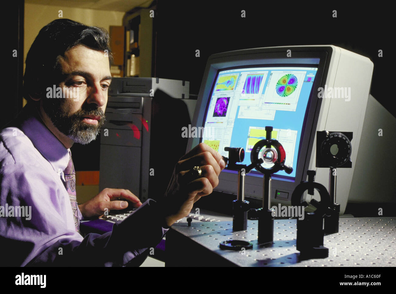 El profesor de física Carlos Calle ajusta la interferometría óptica en  equipos láser mientras usa equipo de laboratorio Fotografía de stock - Alamy