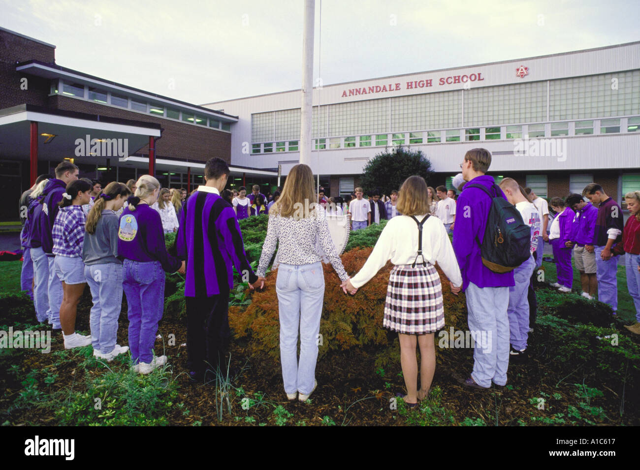 Annandale High School los estudiantes unan círculo mástil de bandera y