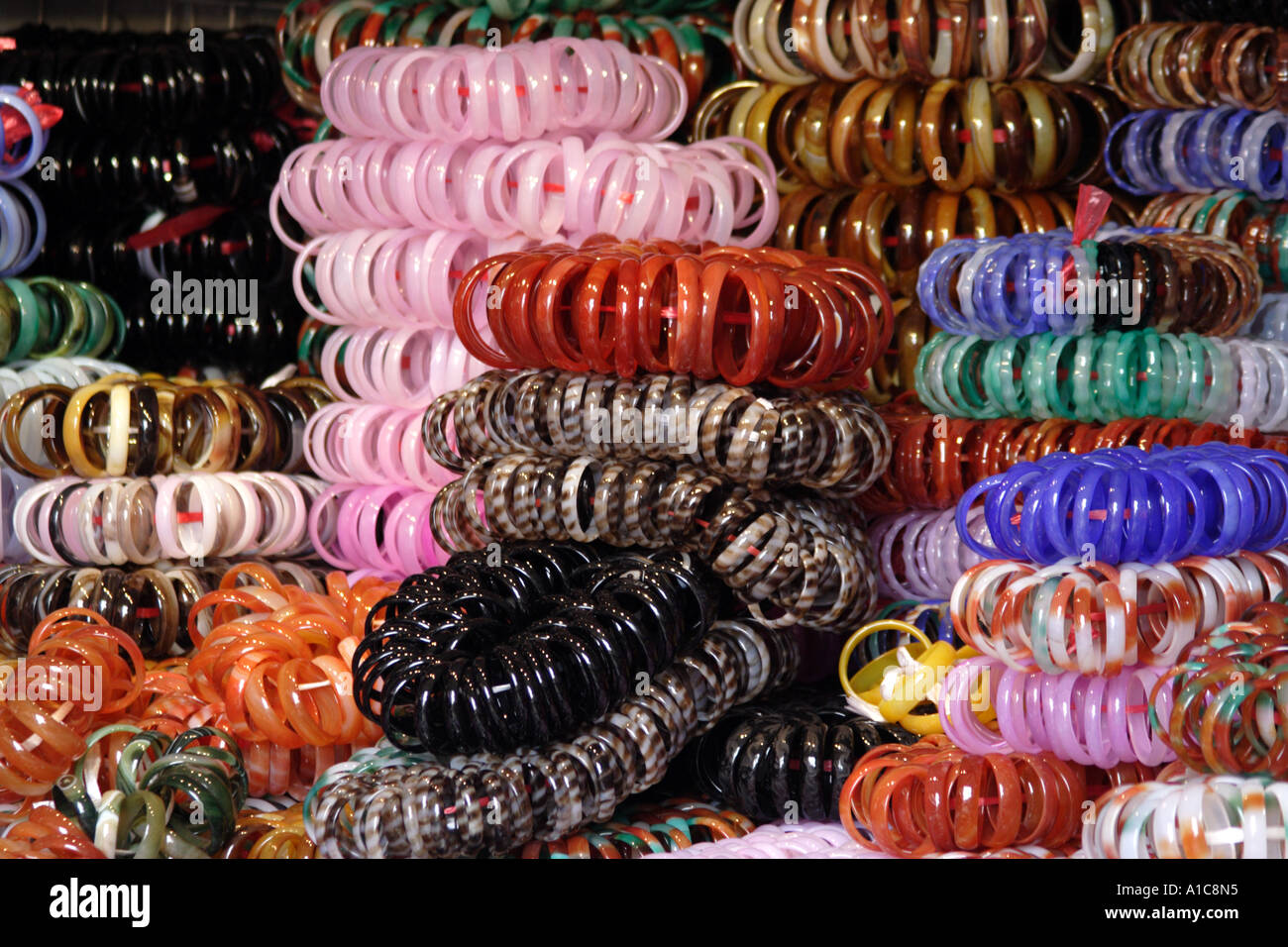 Pulseras para vender en el Mercado de Jade en Guangzhou, China Fotografía  de stock - Alamy