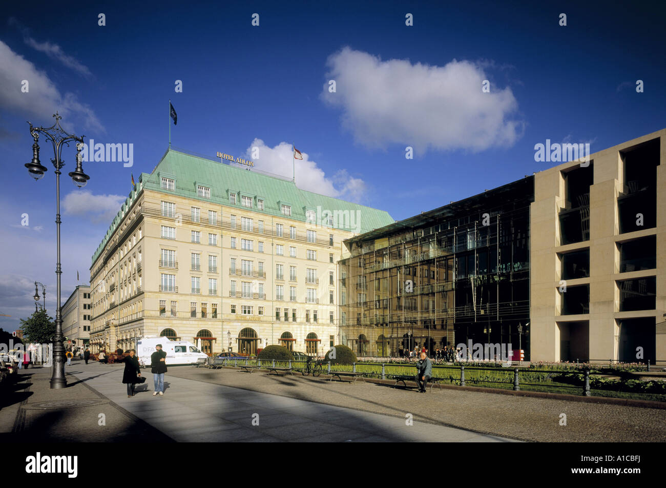 Hotel Adlon y Acadamy de las Artes, el boulevard Unter den Linden, Alemania, Pariser Platz, Berlín Foto de stock