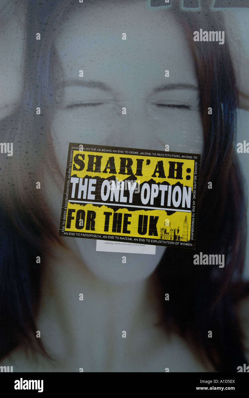 Diciembre de 2006 Londres Hackney pegatina diciendo la Sharia, la única opción para el Reino Unido pegada al anuncio de champú anticaspa Foto de stock
