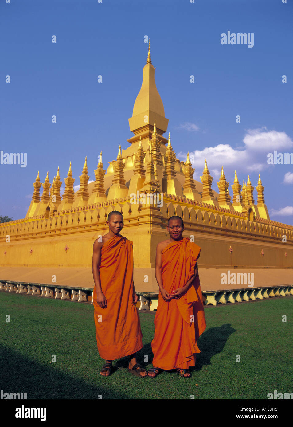 Los monjes budistas en ese Louang templo en Vientiane, Laos Foto de stock