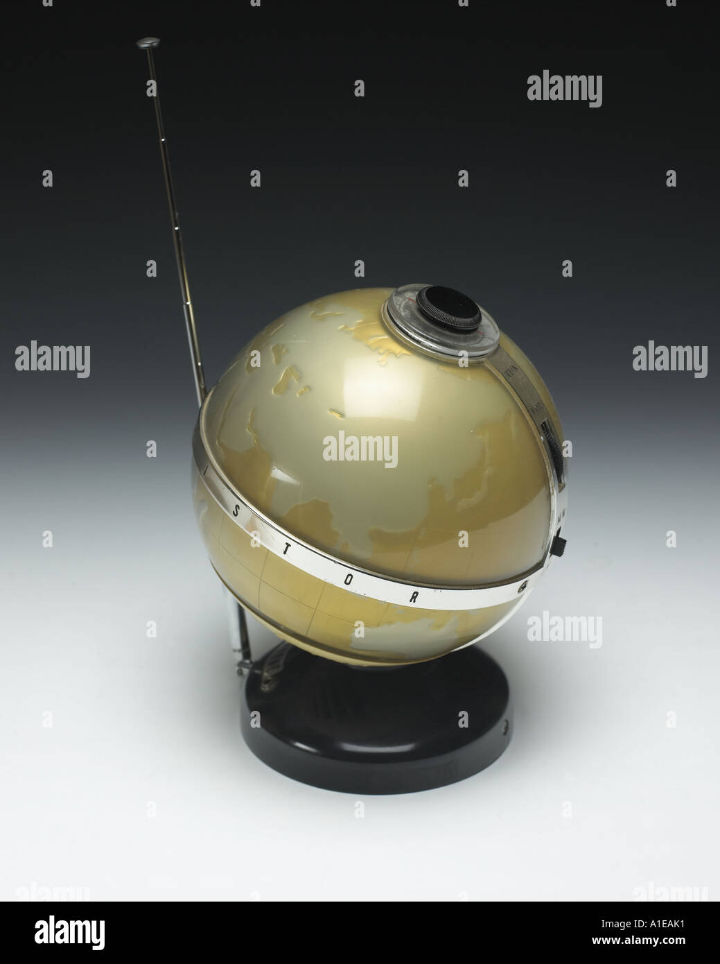 Con forma de globo terráqueo radio transistor Fotografía de stock - Alamy