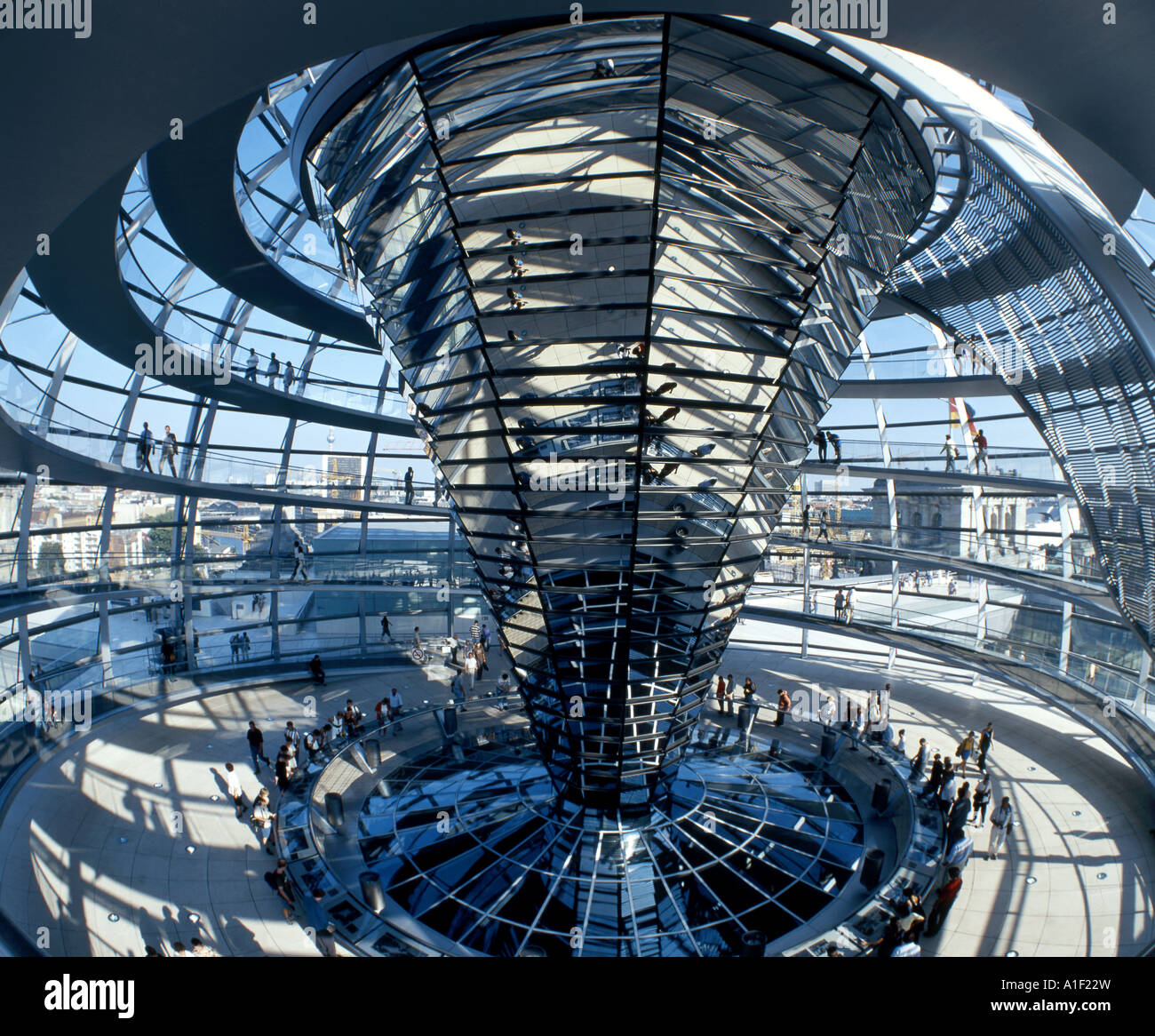 La cúpula del Reichstag de Berlín por Norman Forster interieur Foto de stock