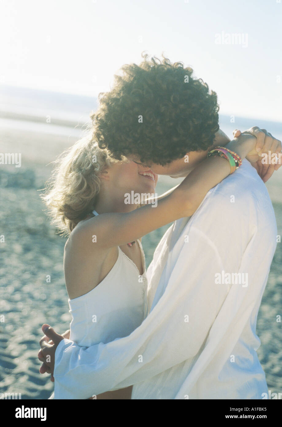 La pareja de adolescentes besándose en la playa Fotografía de stock - Alamy La pareja de adolescentes besándose en la playa Fotografía de stock - Alamy