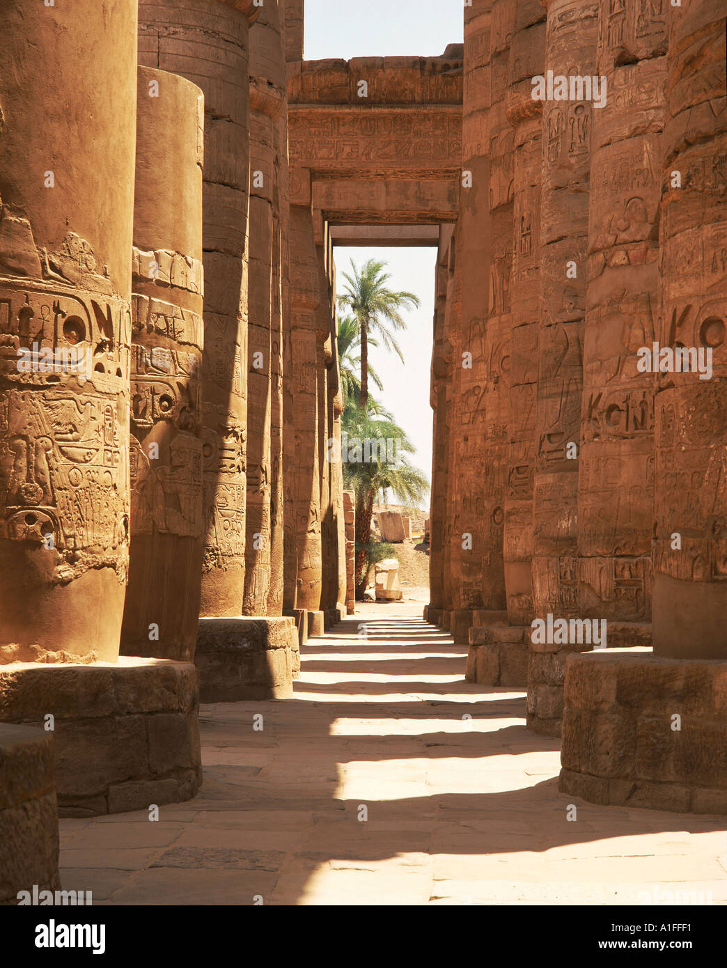 Columnas con jeroglíficos en el Gran Templo de Karnak sala hipóstila salen Tebas Egipto G Hellier Foto de stock