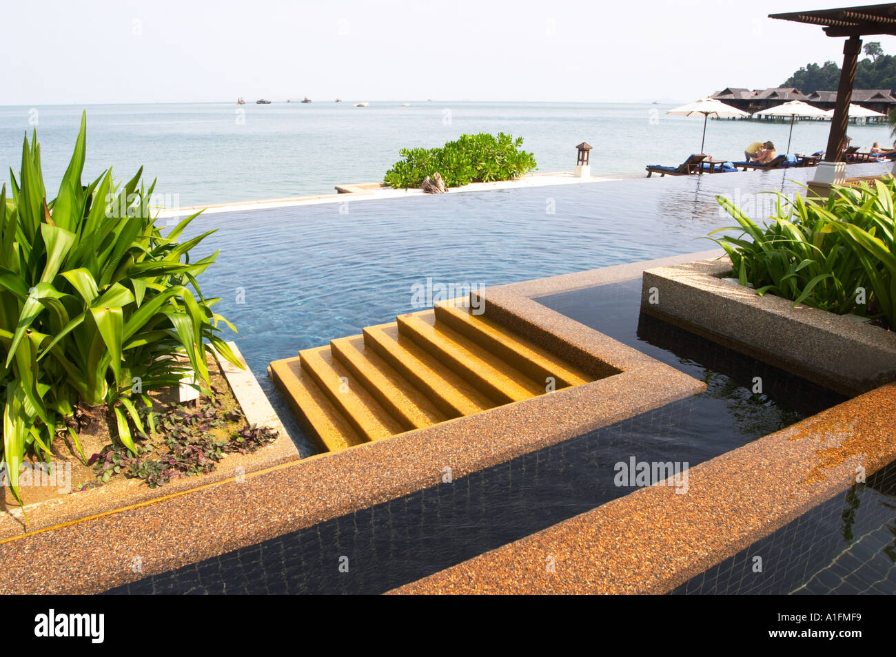Bellamente diseñado piscina infinity en la villa spa zona de pangkor Laut Pangkor laut Malasia es un impresionante complejo de lujo situado en su propia isla privada en Malasia Foto de stock