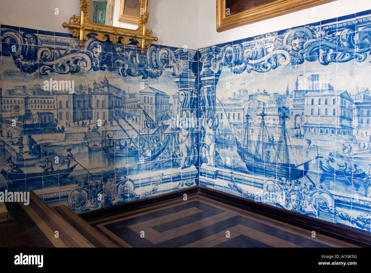 Azulejos portugueses con escenas de Lisboa antes del terremoto de 1755 Ordem Terceira de S Francisco Iglesia Salvador da Bahia, Brasil Foto de stock