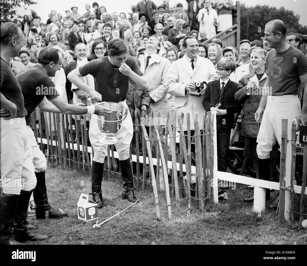El príncipe Charles celebra después de ganar su primer trofeo de polo con su padre, el Príncipe Felipe en 1966 Foto de stock