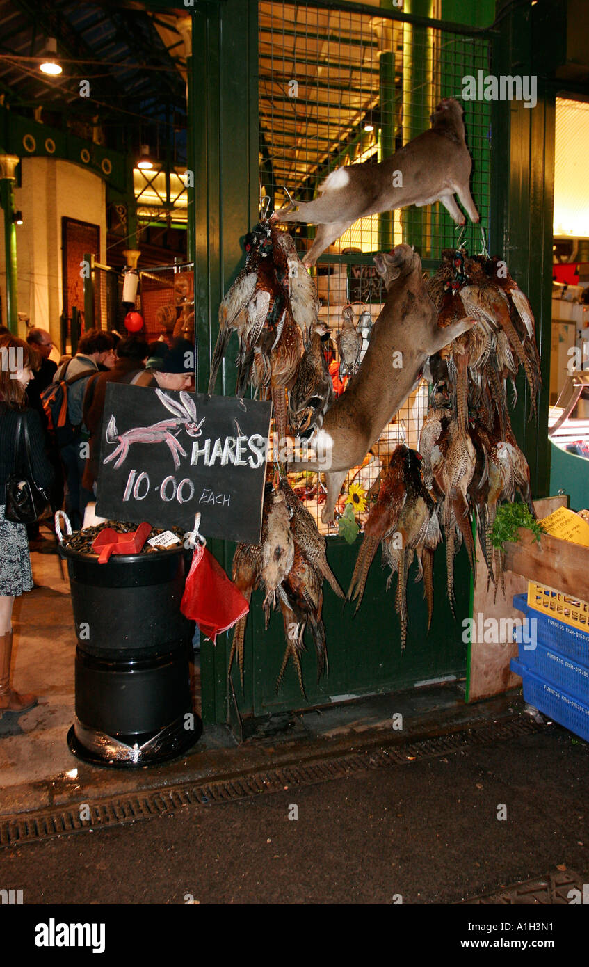 Las carnes de caza en la exhibición en el mercado Borough Market de Londres, Inglaterra Foto de stock