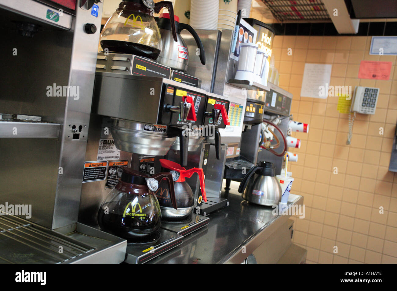 Cafeteras en McDonalds con su nueva mezcla de café de Montaña Verde  tostadoras Fotografía de stock - Alamy