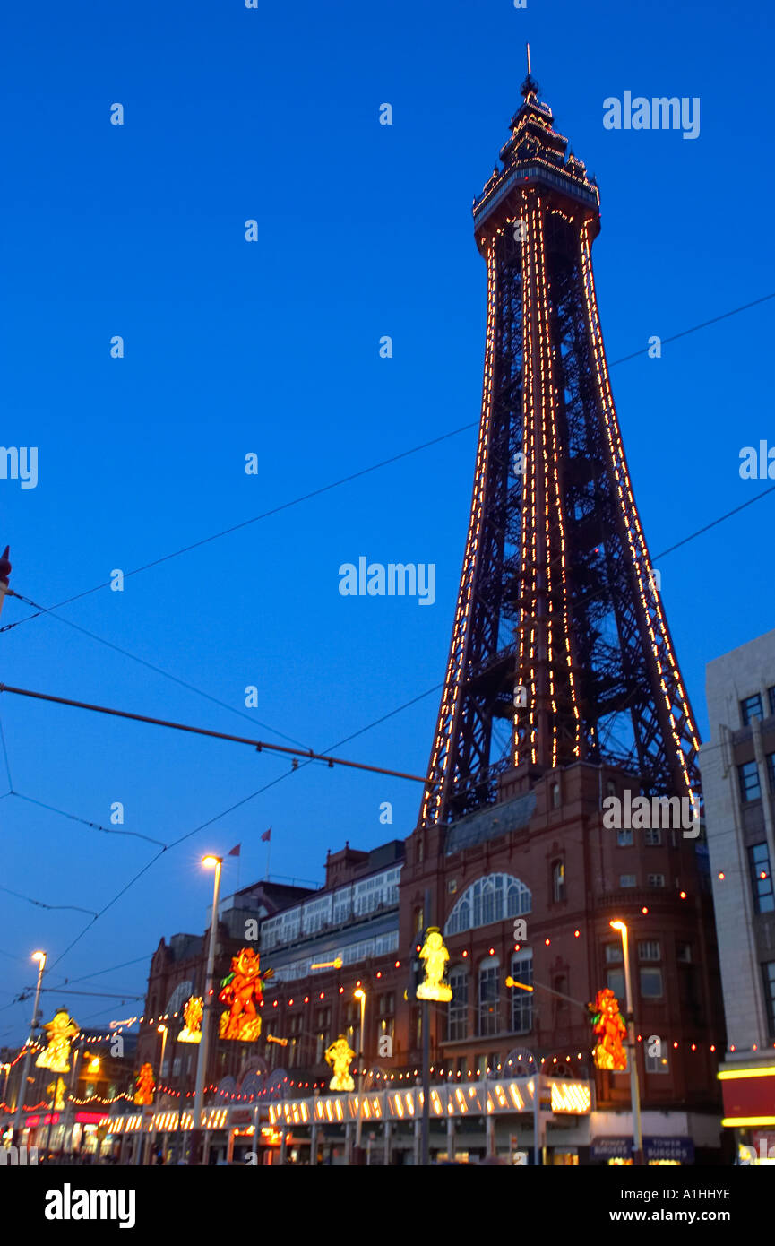 La torre de Blackpool iluminado en la noche Inglaterra Foto de stock