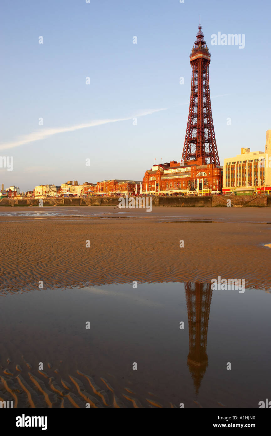 La torre de Blackpool reflejada en una piscina de agua salada Foto de stock