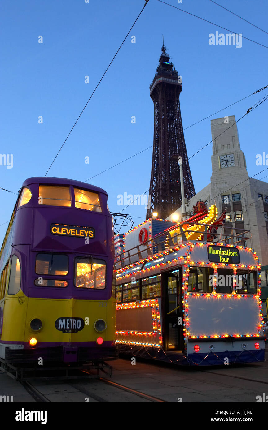 Blackpool England Reino Unido tranvía en la parada de tranvía Foto de stock