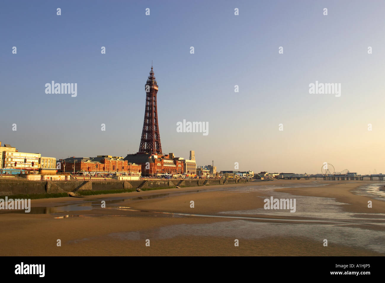 La torre de Blackpool Inglaterra desde el muelle norte Foto de stock