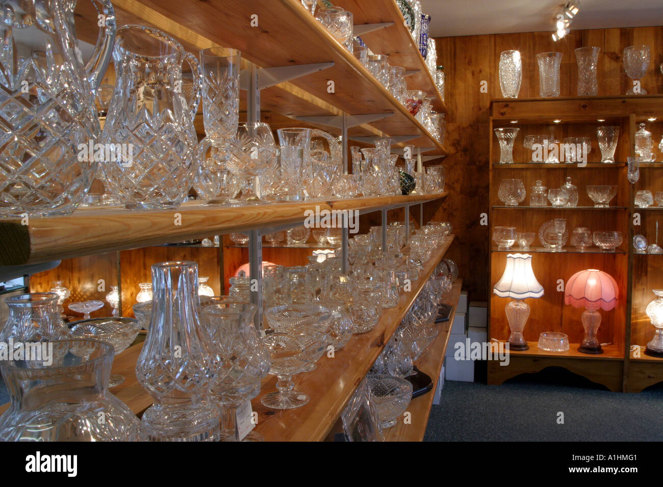 Visualización de vidrieras de cristal en las estanterías en la tienda Foto de stock