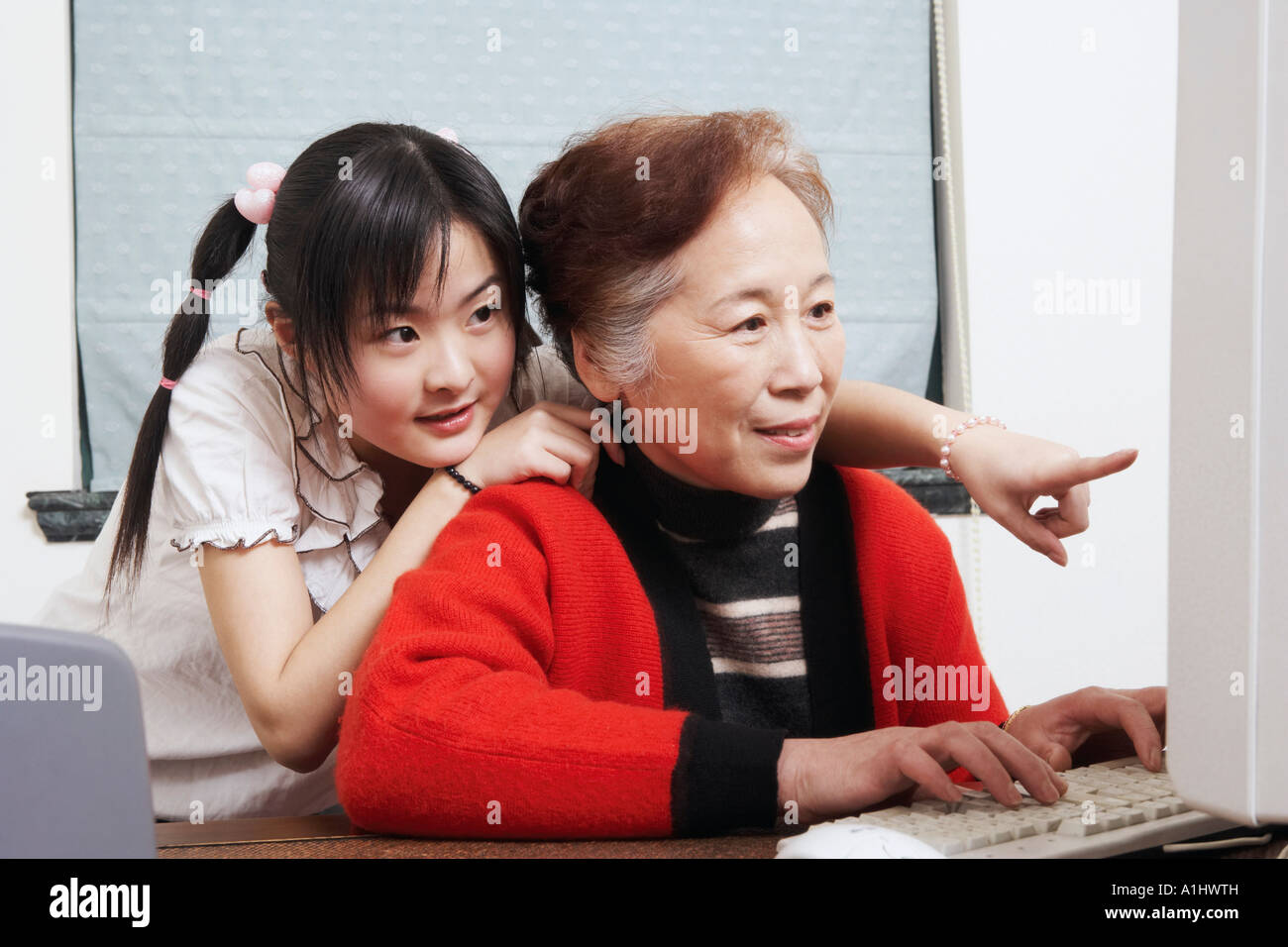 Close-up de una abuela y su nieta utilizando un ordenador Foto de stock