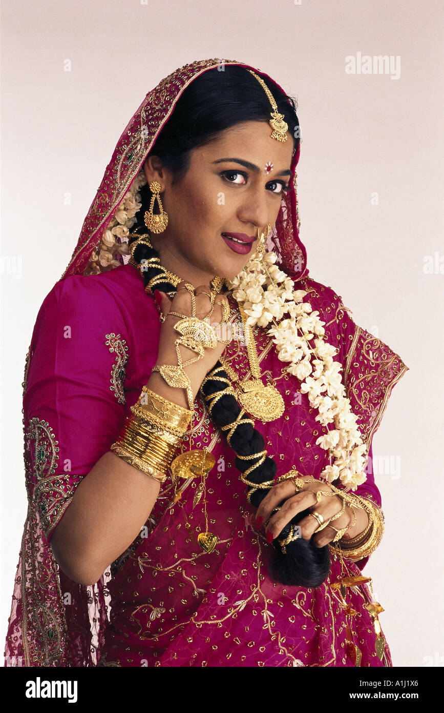 Novia India Vestida Con Ropa De Boda Tradicional Roja Hindú Sari Bordado  Con Joyas De Oro Fotos, retratos, imágenes y fotografía de archivo libres  de derecho. Image 155595877