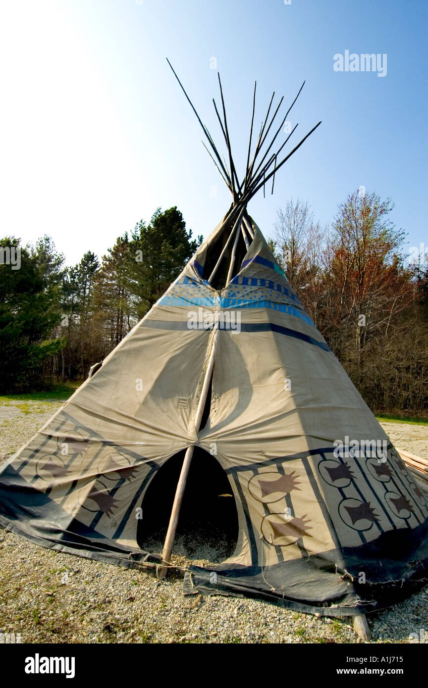 Tribu indígena Chippewa norteamericano tee pee carpa situada en Port Huron  Michigan motivos tribales Fotografía de stock - Alamy