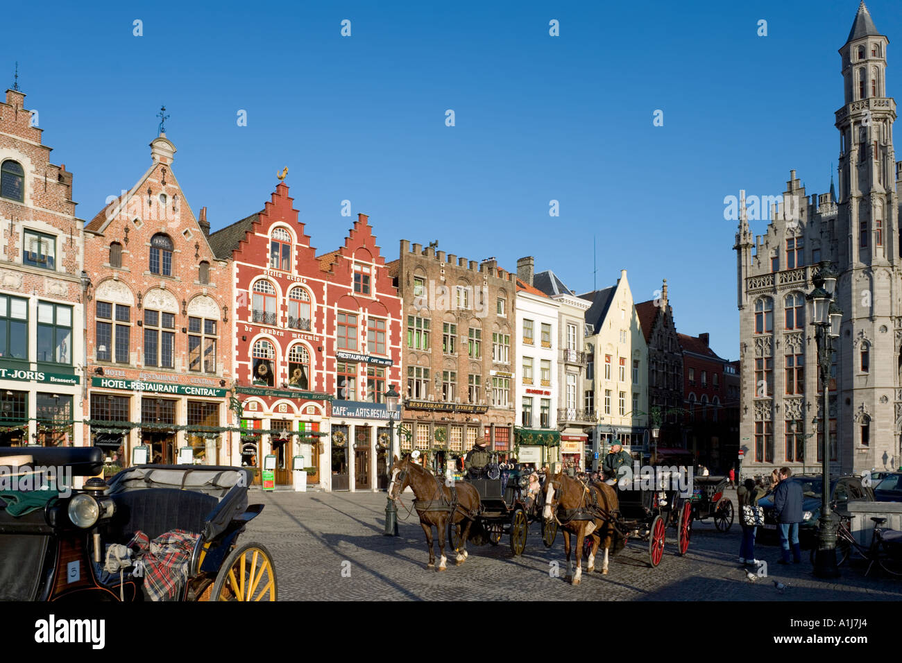 Plaza Mayor (Markt) en invierno, Brujas, Bélgica Foto de stock