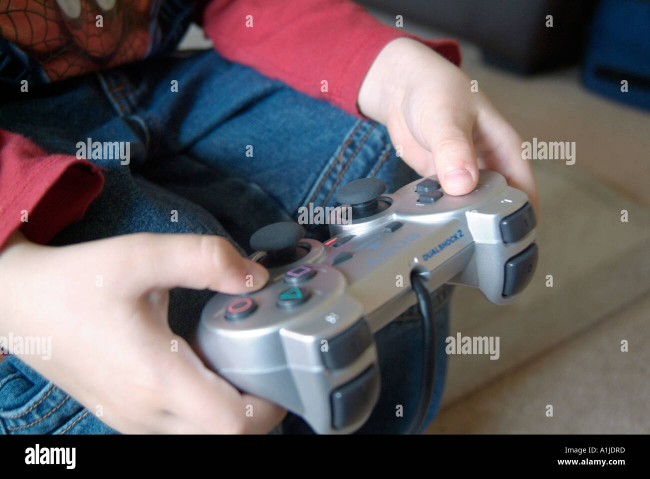 Sony Playstation cerca del niño con playstation Foto de stock